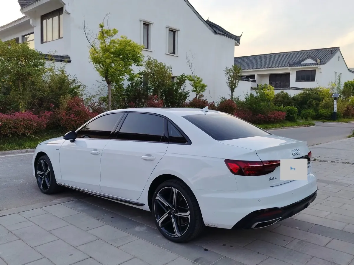 2025 Audi A4L 2.0T 190HP L4 7DCT,autocango,china used car exporter,china ev exporter,chinese used car exporter,chinese used ev exporter