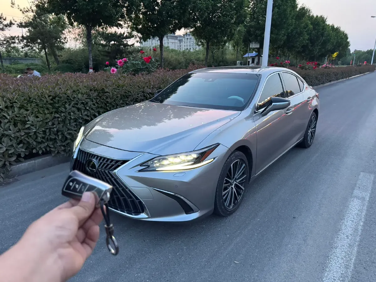 2022 Lexus ES 2.5L 178HP L4 E-CVT Hybrid,autocango,china used car exporter,china ev exporter,chinese used car exporter,chinese used ev exporter