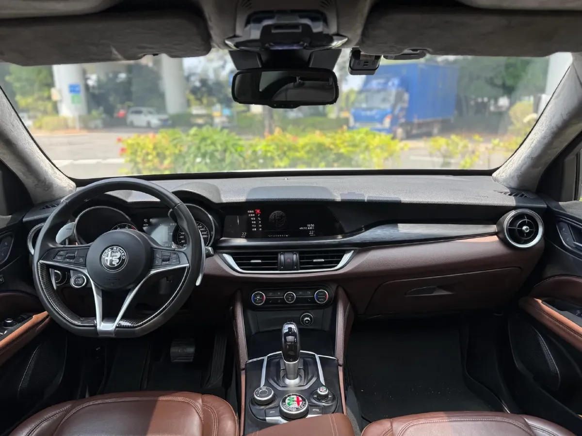 2017 Alfa Romeo Stelvio 2.0T 280HP L4 8AT,autocango,china used car exporter,china ev exporter,chinese used car exporter,chinese used ev exporter