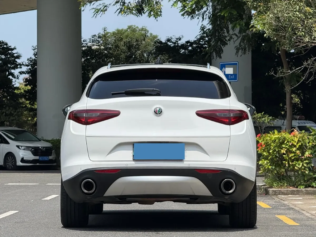 2017 Alfa Romeo Stelvio 2.0T 280HP L4 8AT,autocango,china used car exporter,china ev exporter,chinese used car exporter,chinese used ev exporter