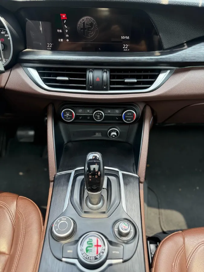 2017 Alfa Romeo Stelvio 2.0T 280HP L4 8AT,autocango,china used car exporter,china ev exporter,chinese used car exporter,chinese used ev exporter