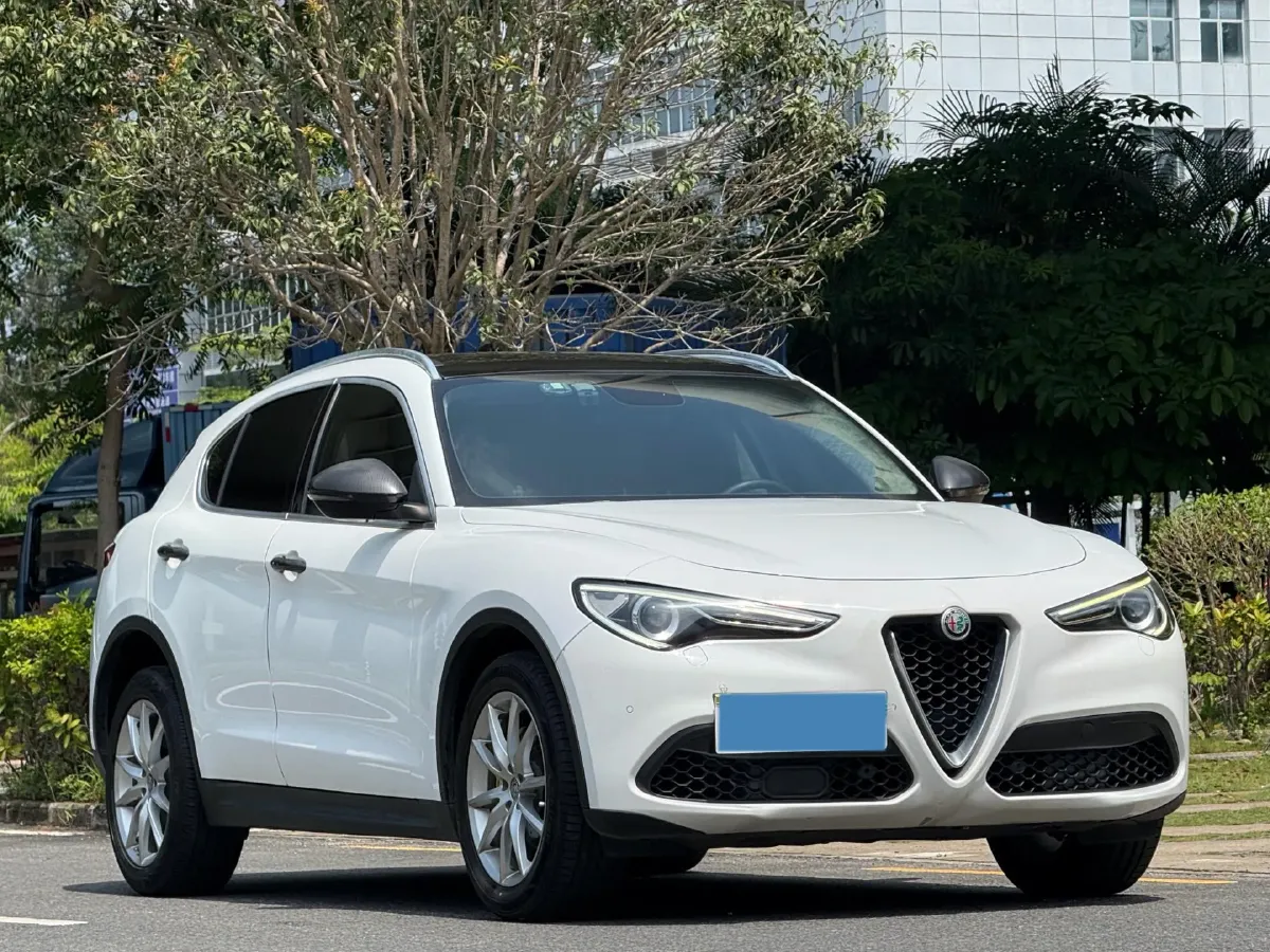 2017 Alfa Romeo Stelvio 2.0T 280HP L4 8AT,autocango,china used car exporter,china ev exporter,chinese used car exporter,chinese used ev exporter