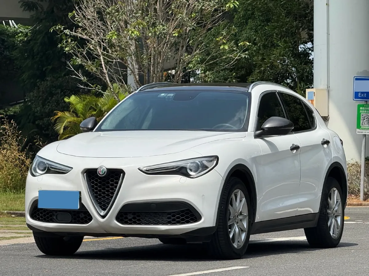 2017 Alfa Romeo Stelvio 2.0T 280HP L4 8AT,autocango,china used car exporter,china ev exporter,chinese used car exporter,chinese used ev exporter