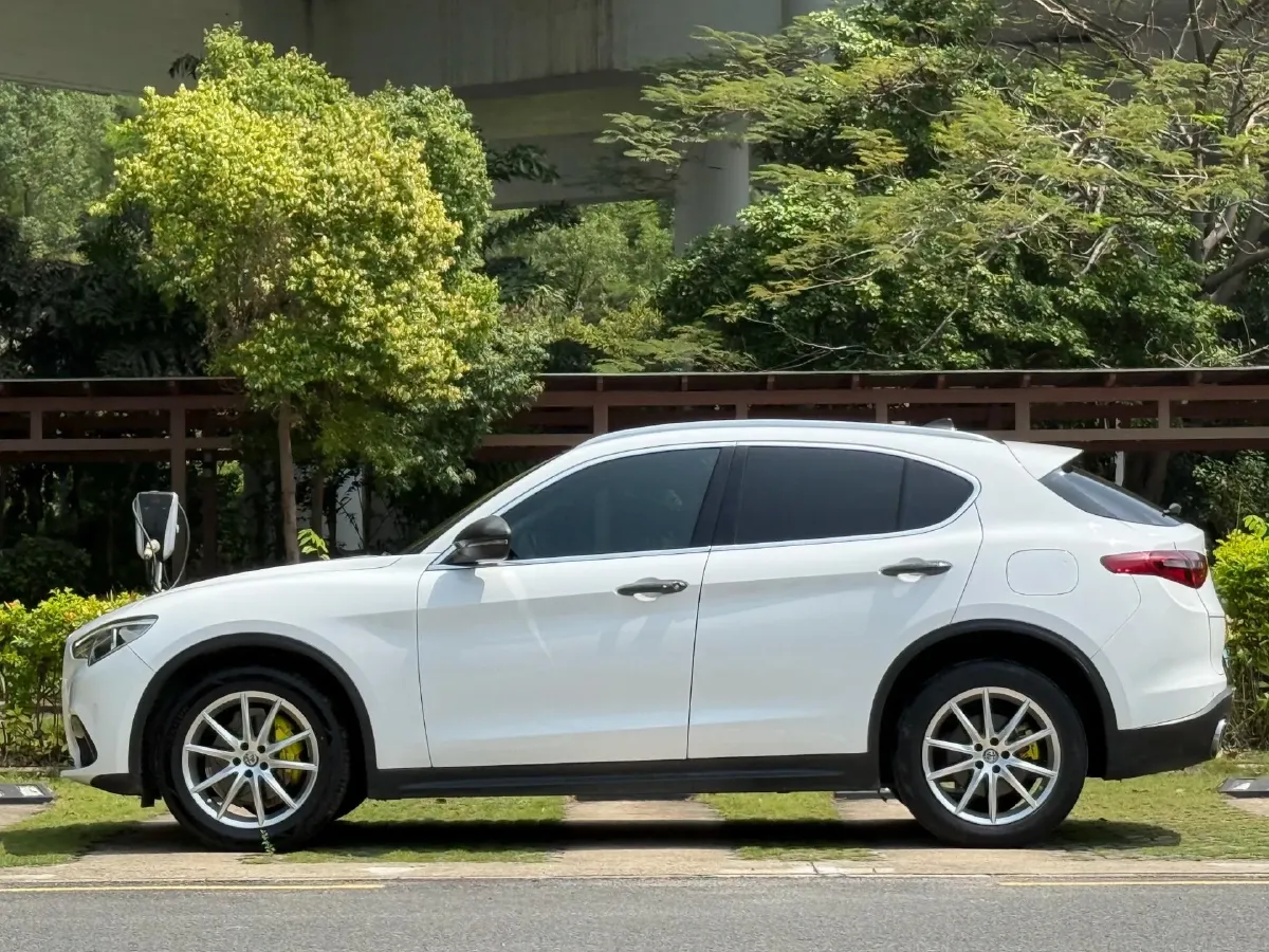 2017 Alfa Romeo Stelvio 2.0T 280HP L4 8AT,autocango,china used car exporter,china ev exporter,chinese used car exporter,chinese used ev exporter