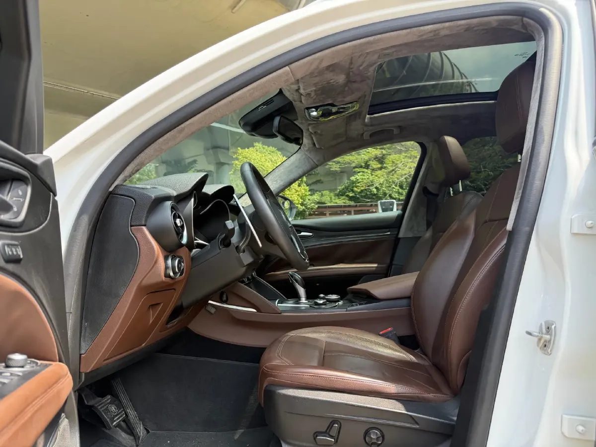 2017 Alfa Romeo Stelvio 2.0T 280HP L4 8AT,autocango,china used car exporter,china ev exporter,chinese used car exporter,chinese used ev exporter