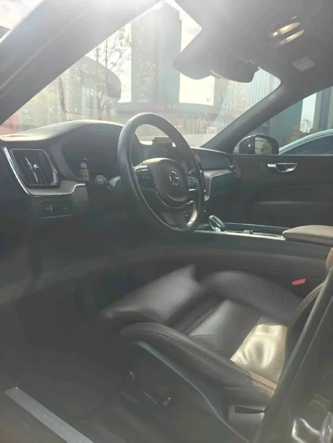 2022 Volvo XC60 2.0T 250HP L4 8AT,autocango,china used car exporter,china ev exporter,chinese used car exporter,chinese used ev exporter