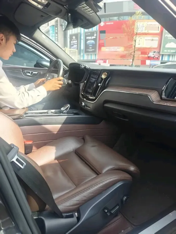 2022 Volvo XC60 2.0T 250HP L4 8AT,autocango,china used car exporter,china ev exporter,chinese used car exporter,chinese used ev exporter