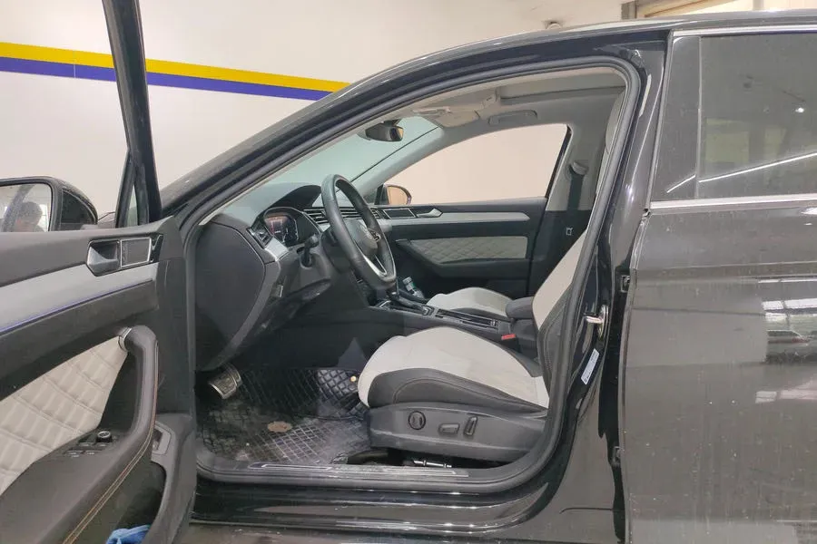 2023 Volkswagen Magotan 2.0T 186HP L4 7DCT,autocango,china used car exporter,china ev exporter,chinese used car exporter,chinese used ev exporter