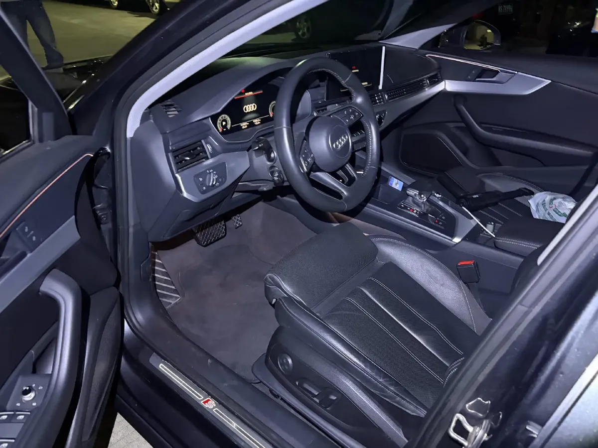 2020 Audi A4L 2.0T 190HP L4 7DCT,autocango,china used car exporter,china ev exporter,chinese used car exporter,chinese used ev exporter