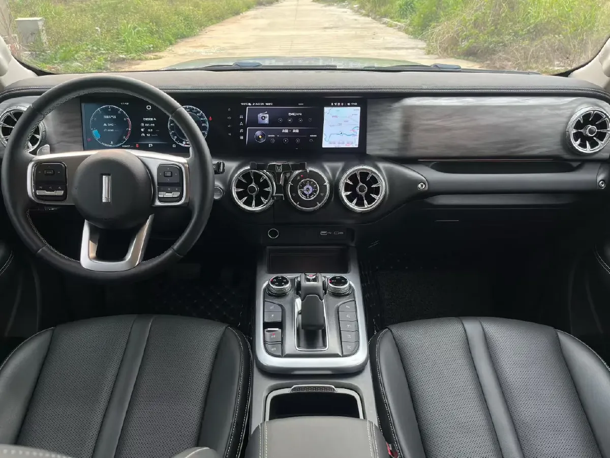 2021 Tank 300 2.0T 227HP L4 8AT,autocango,china used car exporter,china ev exporter,chinese used car exporter,chinese used ev exporter