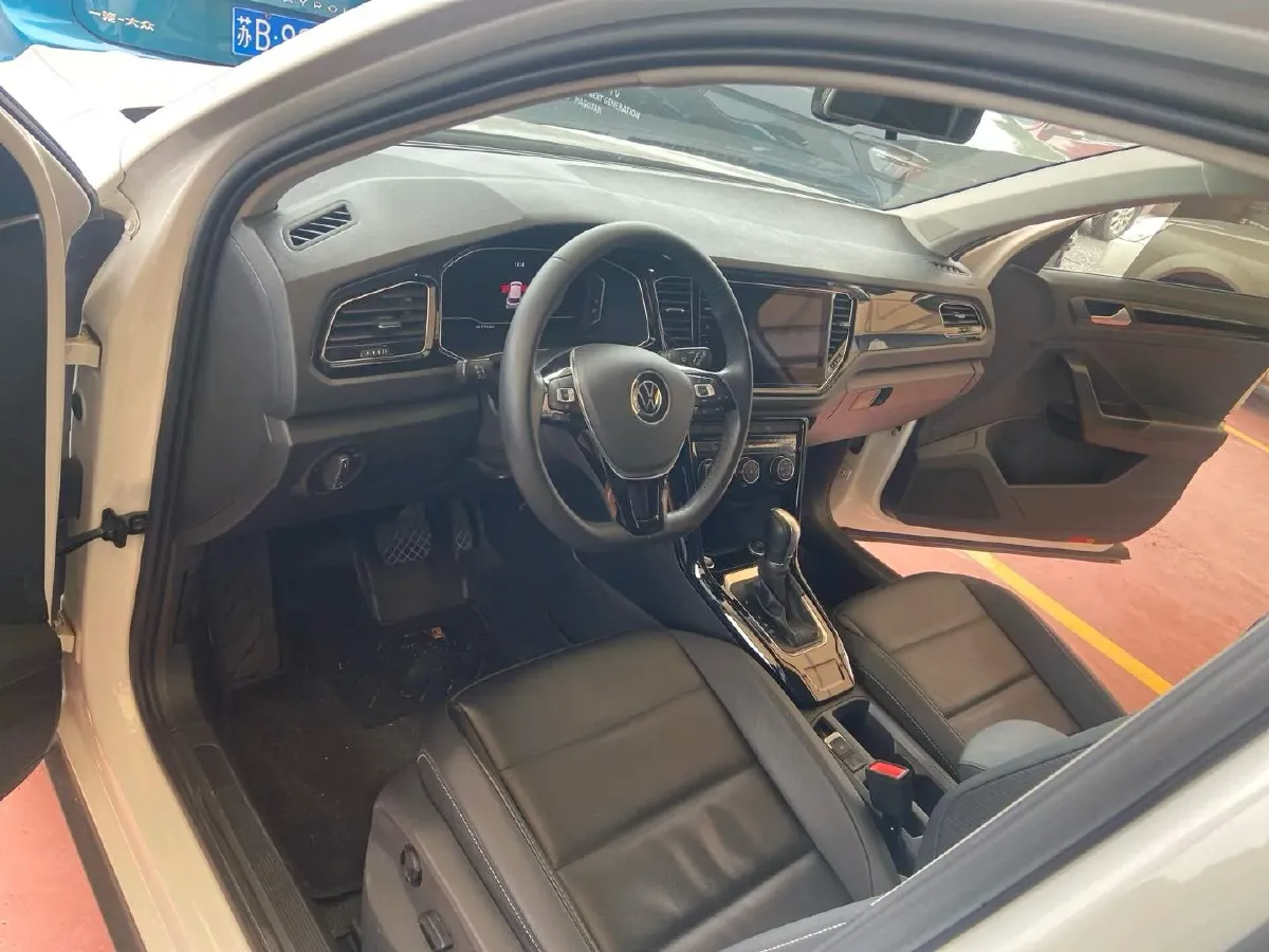 2022 Volkswagen T-Roc 1.4T 150HP L4 7DCT,autocango,china used car exporter,china ev exporter,chinese used car exporter,chinese used ev exporter