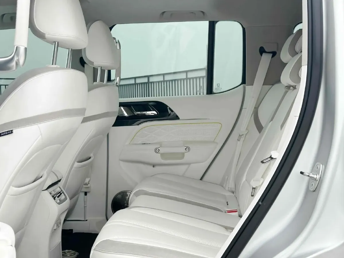 2021 Cyberspace 300 2.0T 227HP L4 8AT,autocango,china used car exporter,china ev exporter,chinese used car exporter,chinese used ev exporter