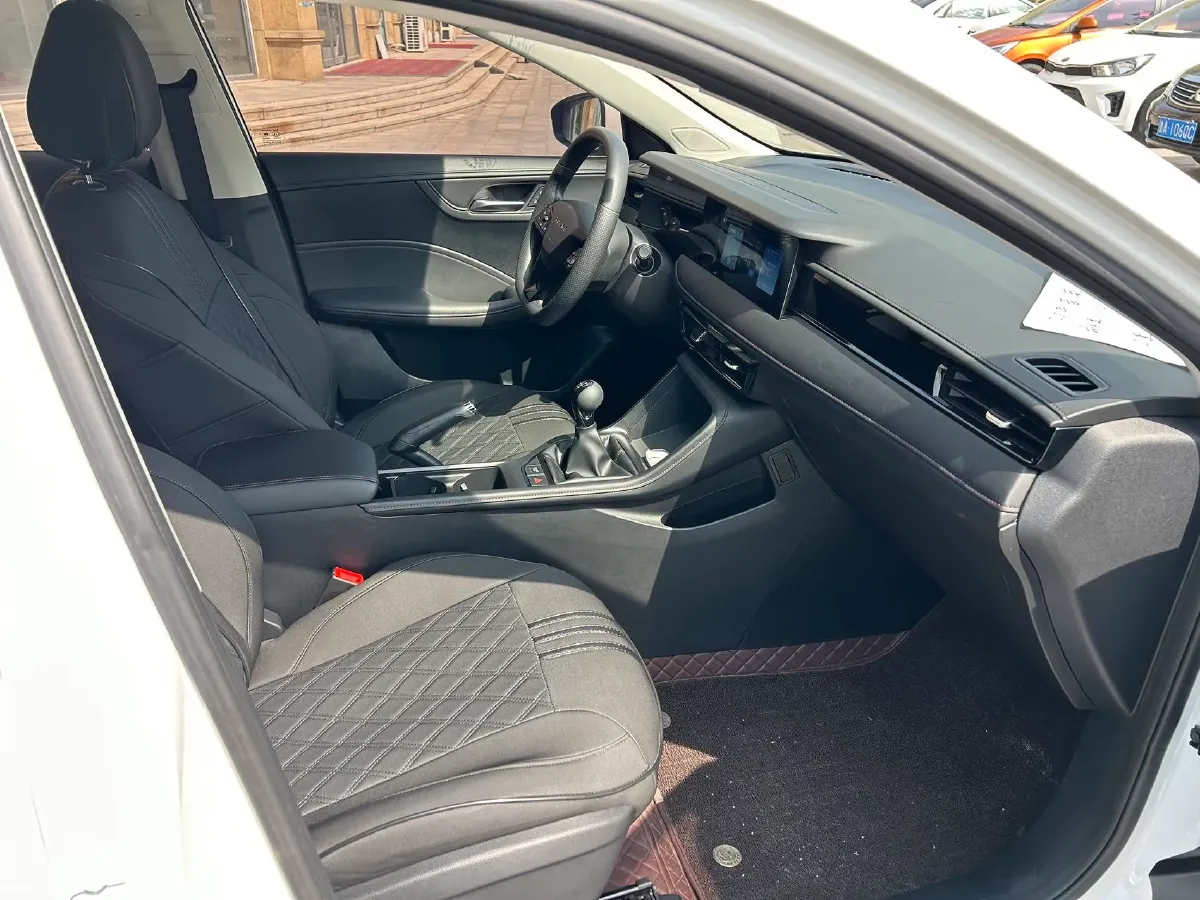 2023 Roewe i5 1.5L 129HP L4 5MT,autocango,china used car exporter,china ev exporter,chinese used car exporter,chinese used ev exporter