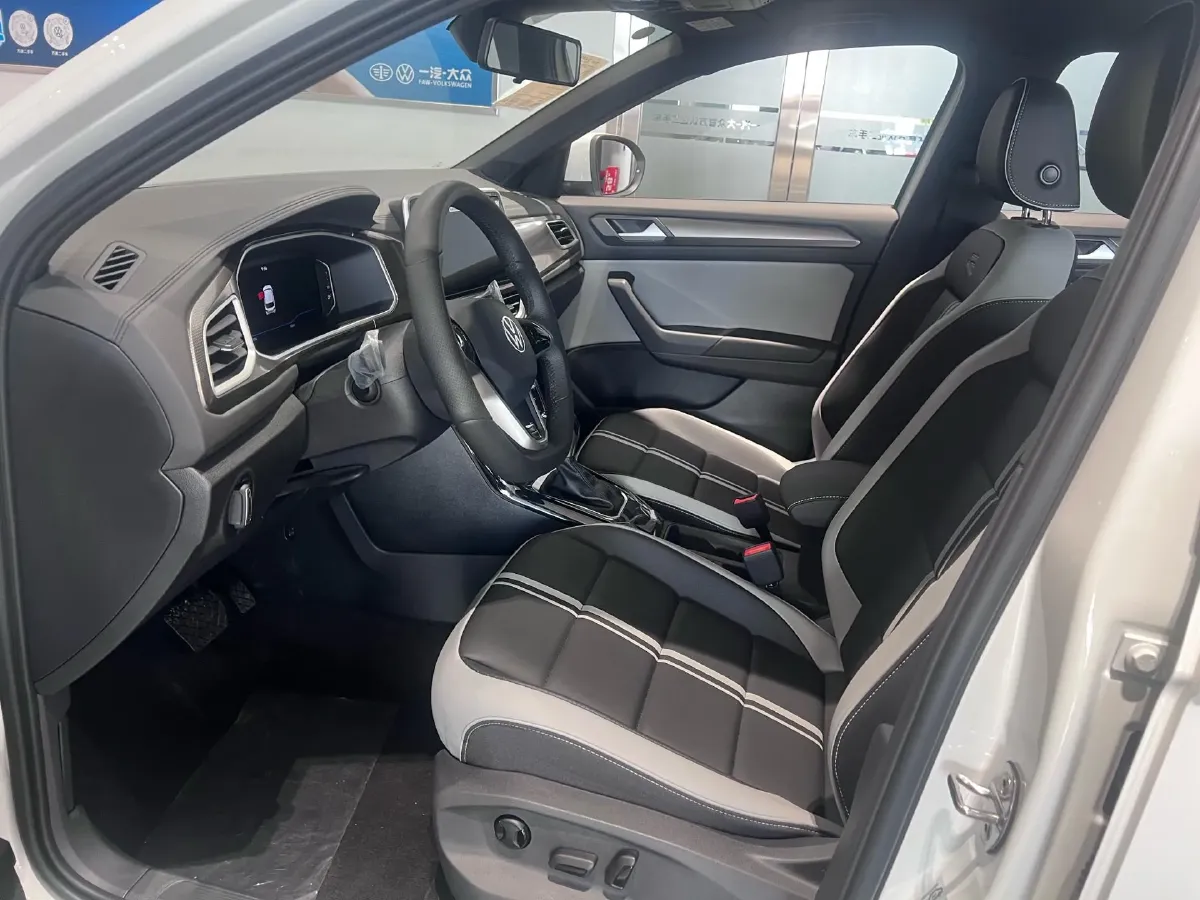 2025 Volkswagen T-Roc 1.5T 160HP L4 7DCT,autocango,china used car exporter,china ev exporter,chinese used car exporter,chinese used ev exporter