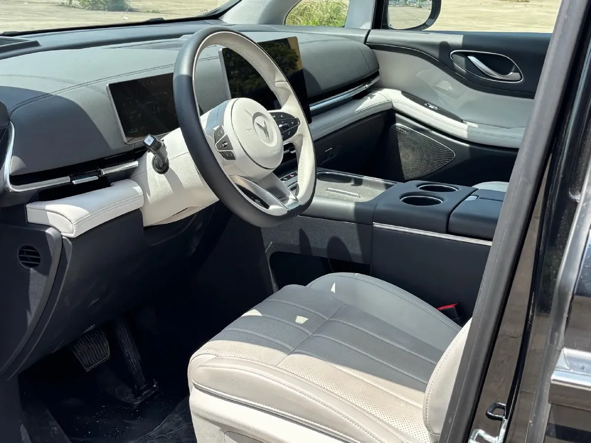 2025 Voyah Dream 1.5T 150HP L4 PHEV 41.7KWH,autocango,china used car exporter,china ev exporter,chinese used car exporter,chinese used ev exporter