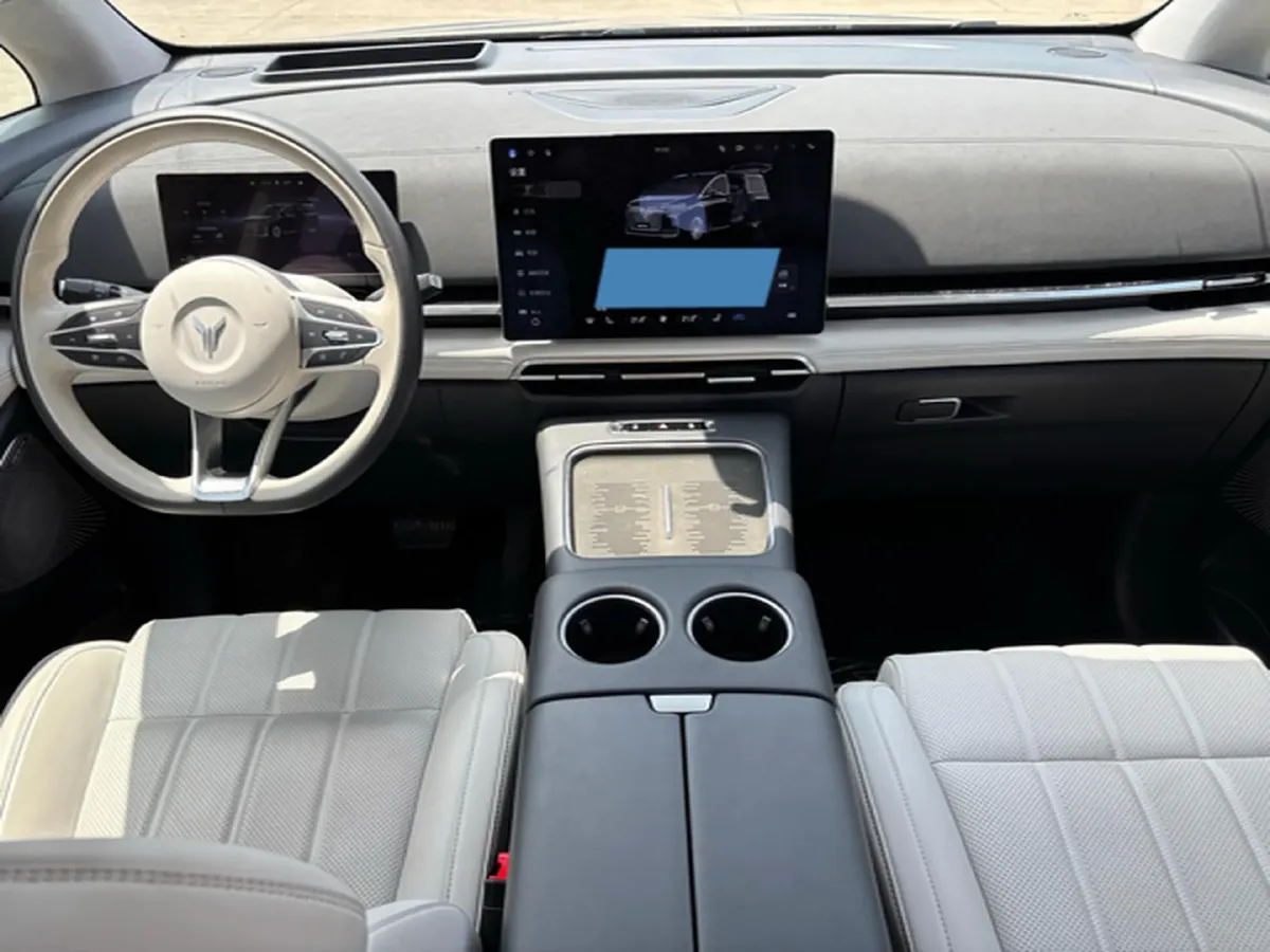 2025 Voyah Dream 1.5T 150HP L4 PHEV 41.7KWH,autocango,china used car exporter,china ev exporter,chinese used car exporter,chinese used ev exporter