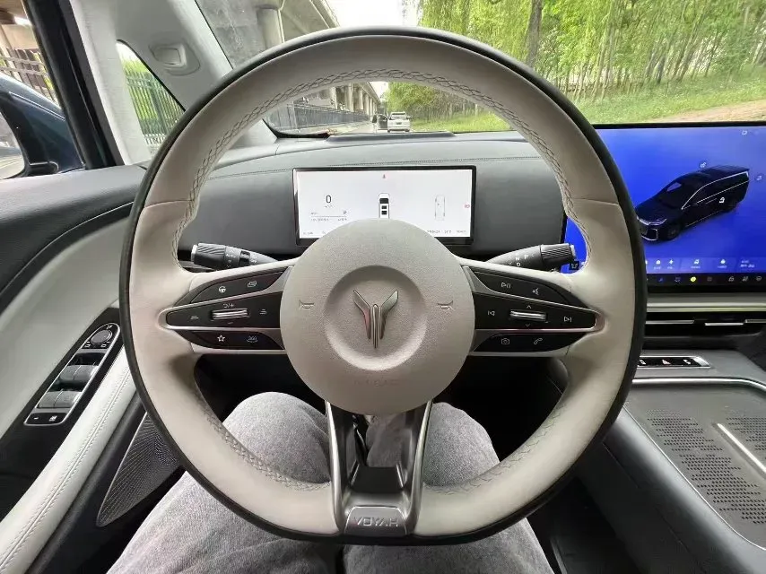 2025 Voyah Dream 1.5T 150HP L4 PHEV 41.7KWH,autocango,china used car exporter,china ev exporter,chinese used car exporter,chinese used ev exporter