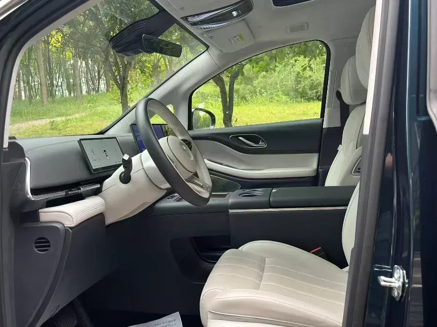 2025 Voyah Dream 1.5T 150HP L4 PHEV 41.7KWH,autocango,china used car exporter,china ev exporter,chinese used car exporter,chinese used ev exporter