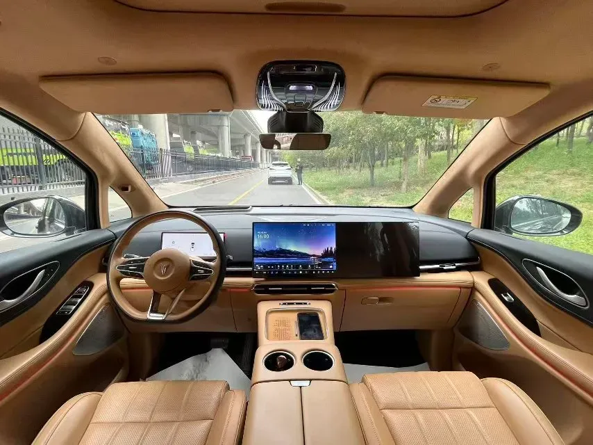 2025 Voyah Dream 1.5T 150HP L4 PHEV 41.7KWH,autocango,china used car exporter,china ev exporter,chinese used car exporter,chinese used ev exporter