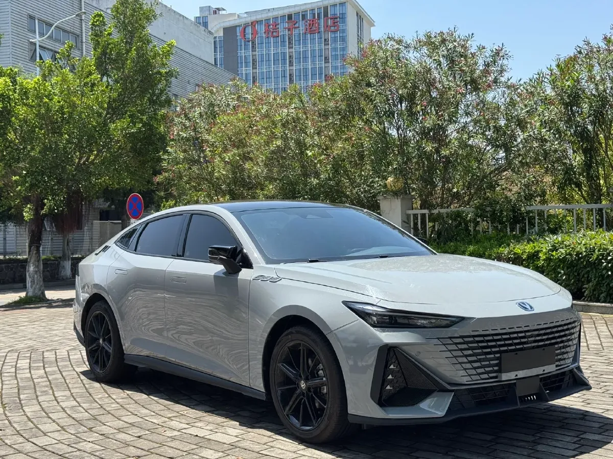 2024 ChangAn UNI-V 1.5T 188HP L4 7DCT,autocango,china used car exporter,china ev exporter,chinese used car exporter,chinese used ev exporter