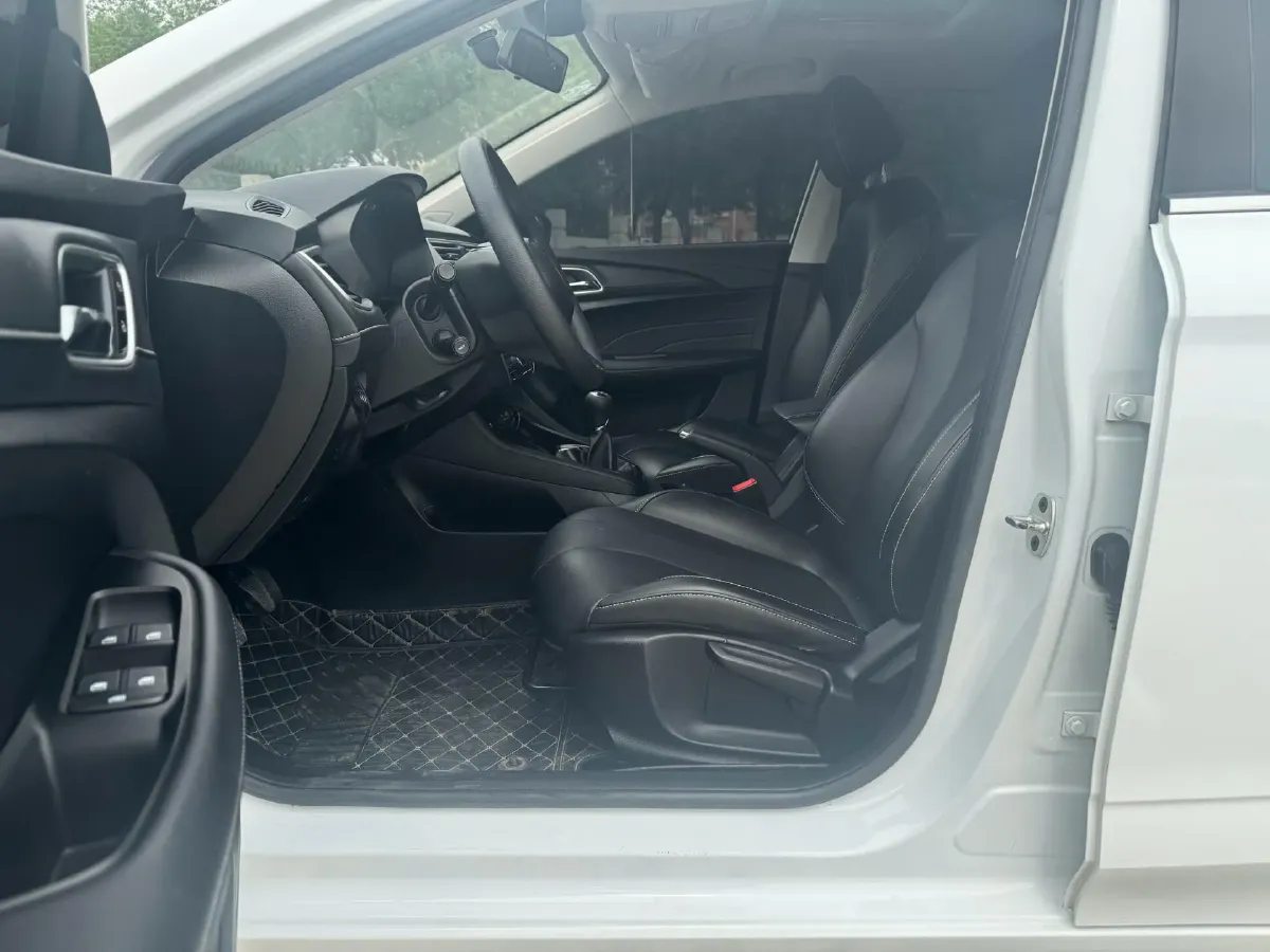 2020 Roewe i5 1.5L 120HP L4 5MT,autocango,china used car exporter,china ev exporter,chinese used car exporter,chinese used ev exporter