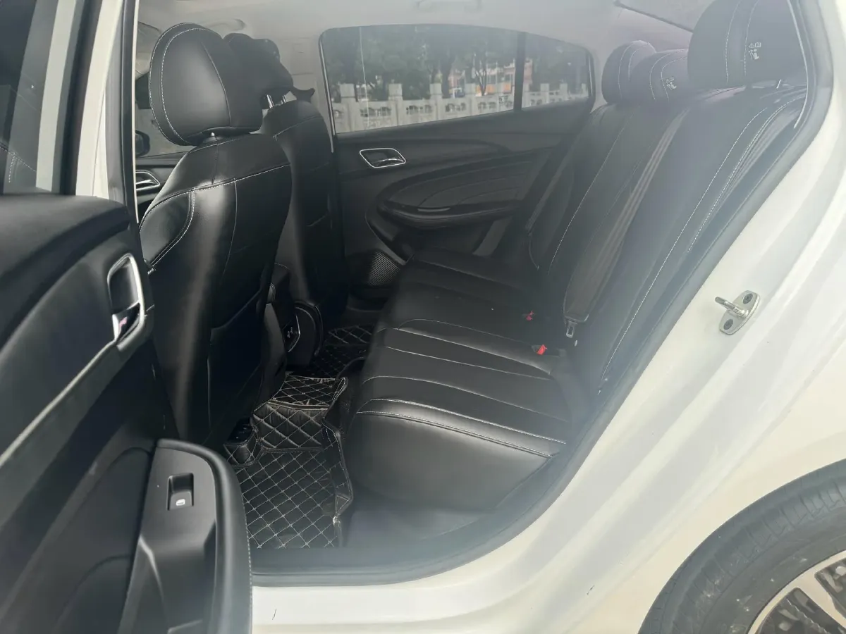 2020 Roewe i5 1.5L 120HP L4 5MT,autocango,china used car exporter,china ev exporter,chinese used car exporter,chinese used ev exporter