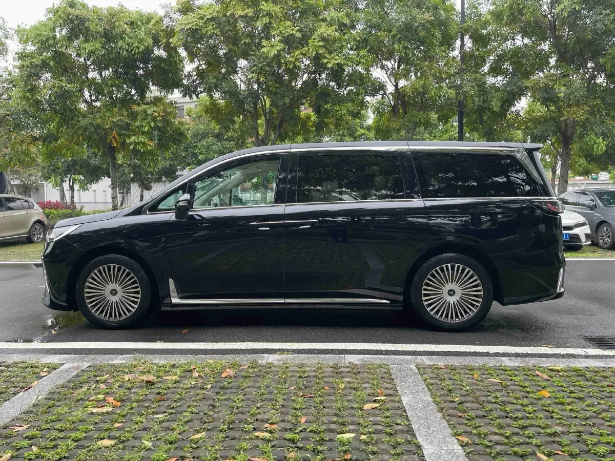 2025 Voyah Dream 1.5T 150HP L4 PHEV 41.7KWH,autocango,china used car exporter,china ev exporter,chinese used car exporter,chinese used ev exporter