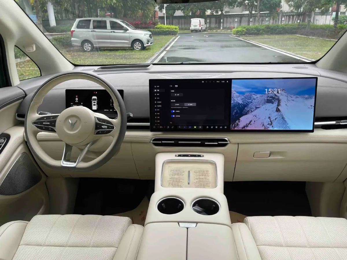 2025 Voyah Dream 1.5T 150HP L4 PHEV 41.7KWH,autocango,china used car exporter,china ev exporter,chinese used car exporter,chinese used ev exporter