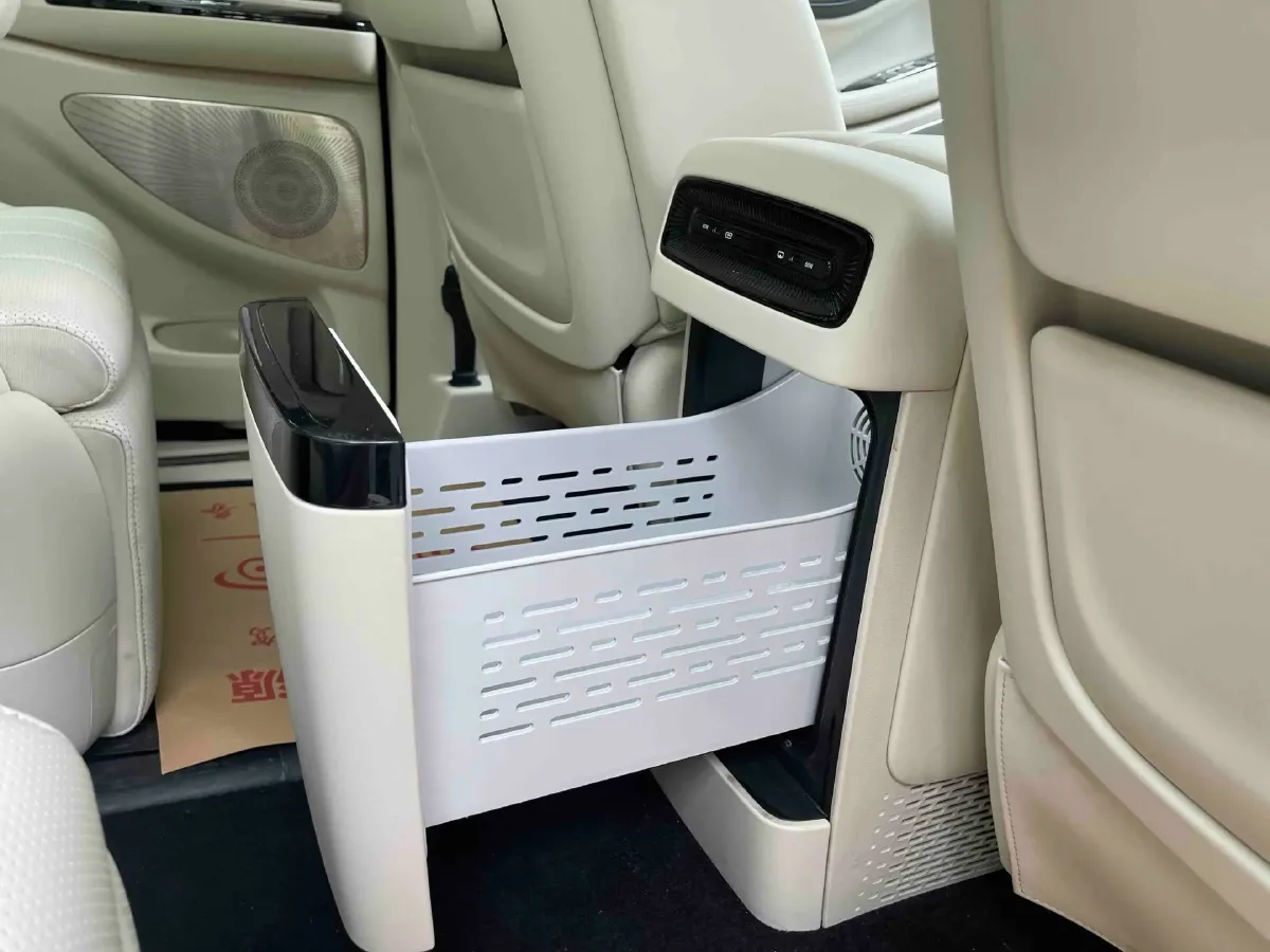 2025 Voyah Dream 1.5T 150HP L4 PHEV 41.7KWH,autocango,china used car exporter,china ev exporter,chinese used car exporter,chinese used ev exporter