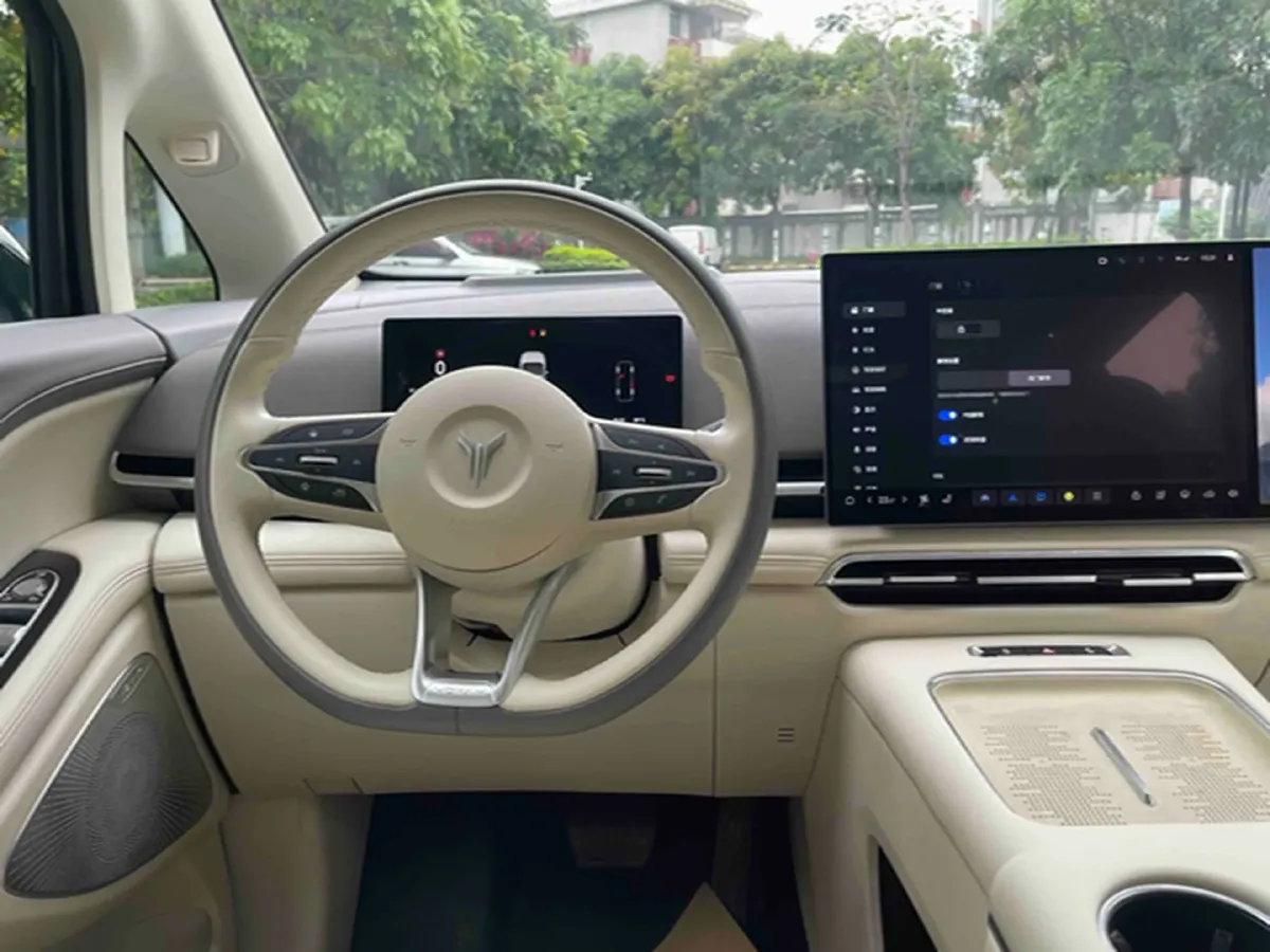 2025 Voyah Dream 1.5T 150HP L4 PHEV 41.7KWH,autocango,china used car exporter,china ev exporter,chinese used car exporter,chinese used ev exporter