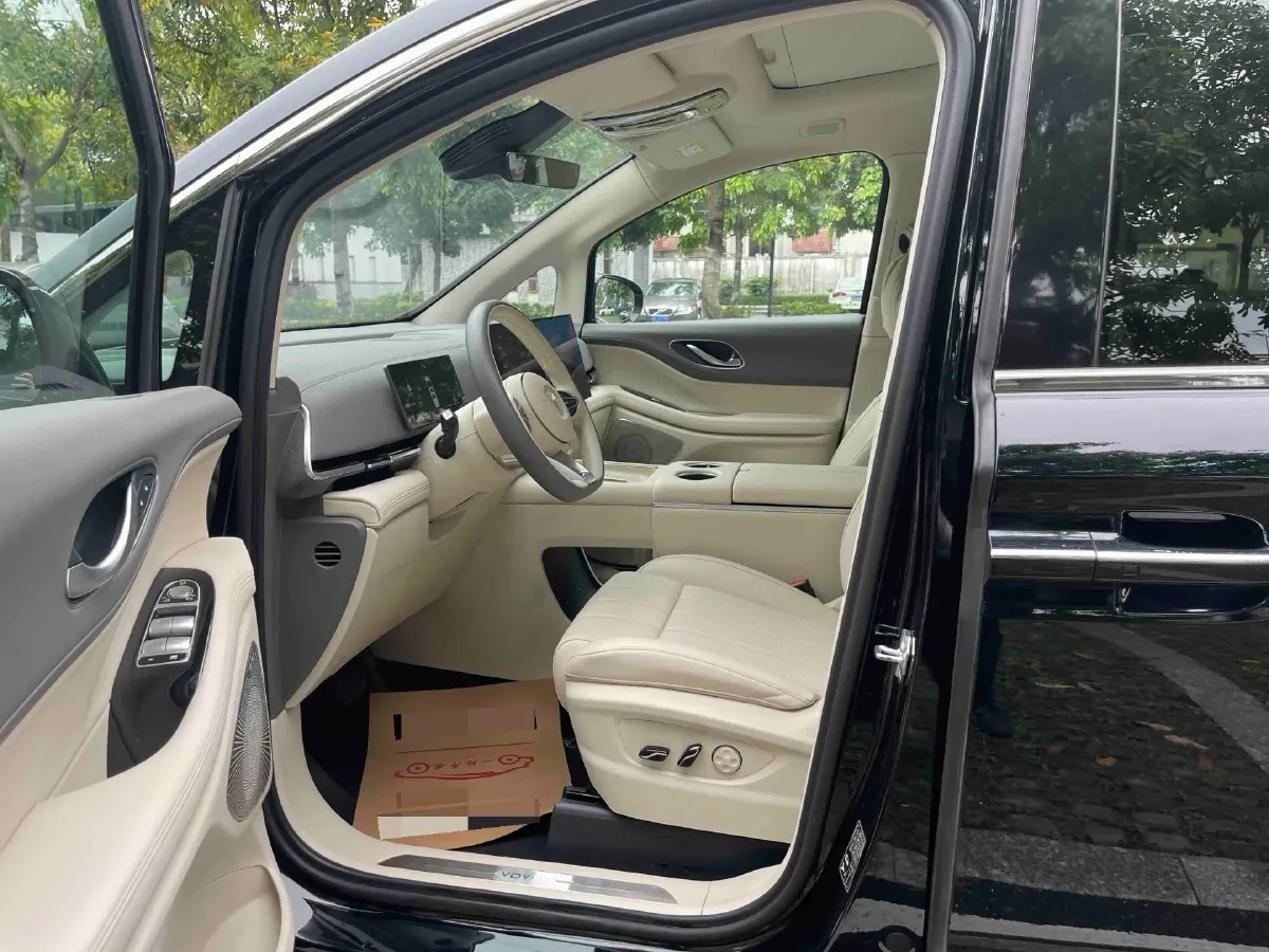 2025 Voyah Dream 1.5T 150HP L4 PHEV 41.7KWH,autocango,china used car exporter,china ev exporter,chinese used car exporter,chinese used ev exporter