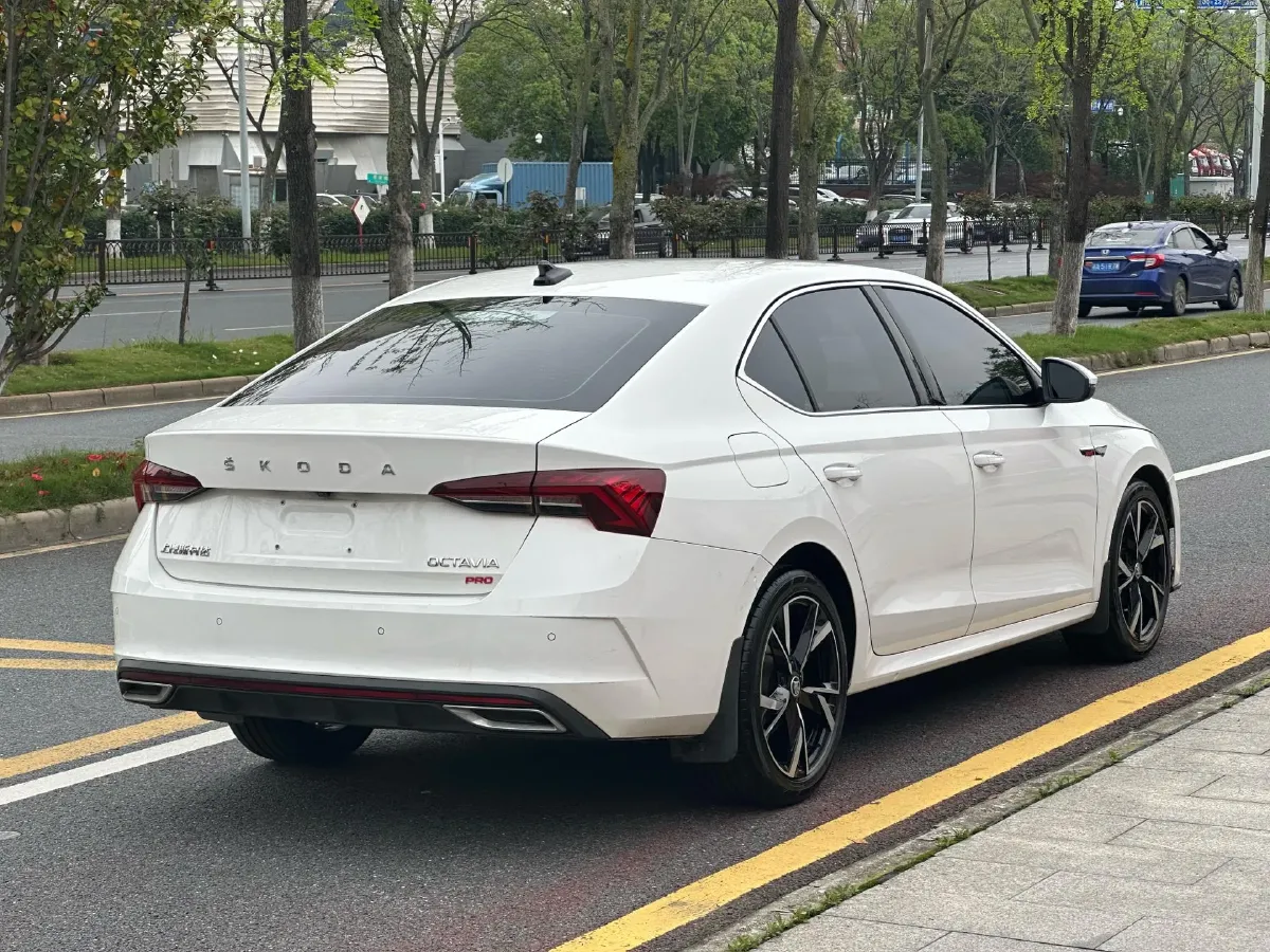 2022 Skoda Octavia 1.4T 150HP L4 7DCT,autocango,china used car exporter,china ev exporter,chinese used car exporter,chinese used ev exporter
