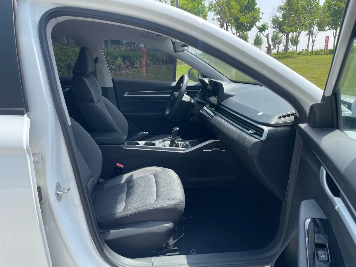 2025 Geely Emgrand 1.5L 127HP L4 5MT,autocango,china used car exporter,china ev exporter,chinese used car exporter,chinese used ev exporter