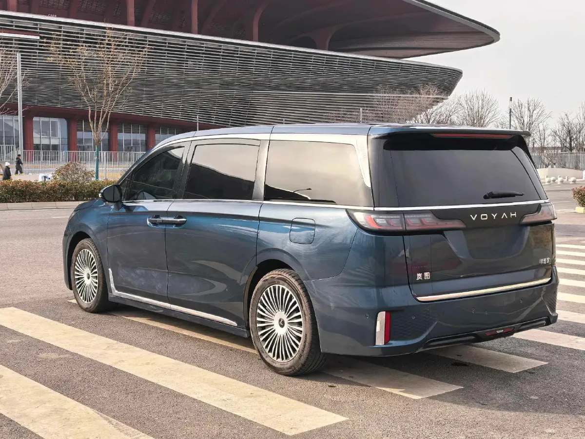 2025 Voyah Dream 1.5T 150HP L4 PHEV 41.7KWH,autocango,china used car exporter,china ev exporter,chinese used car exporter,chinese used ev exporter