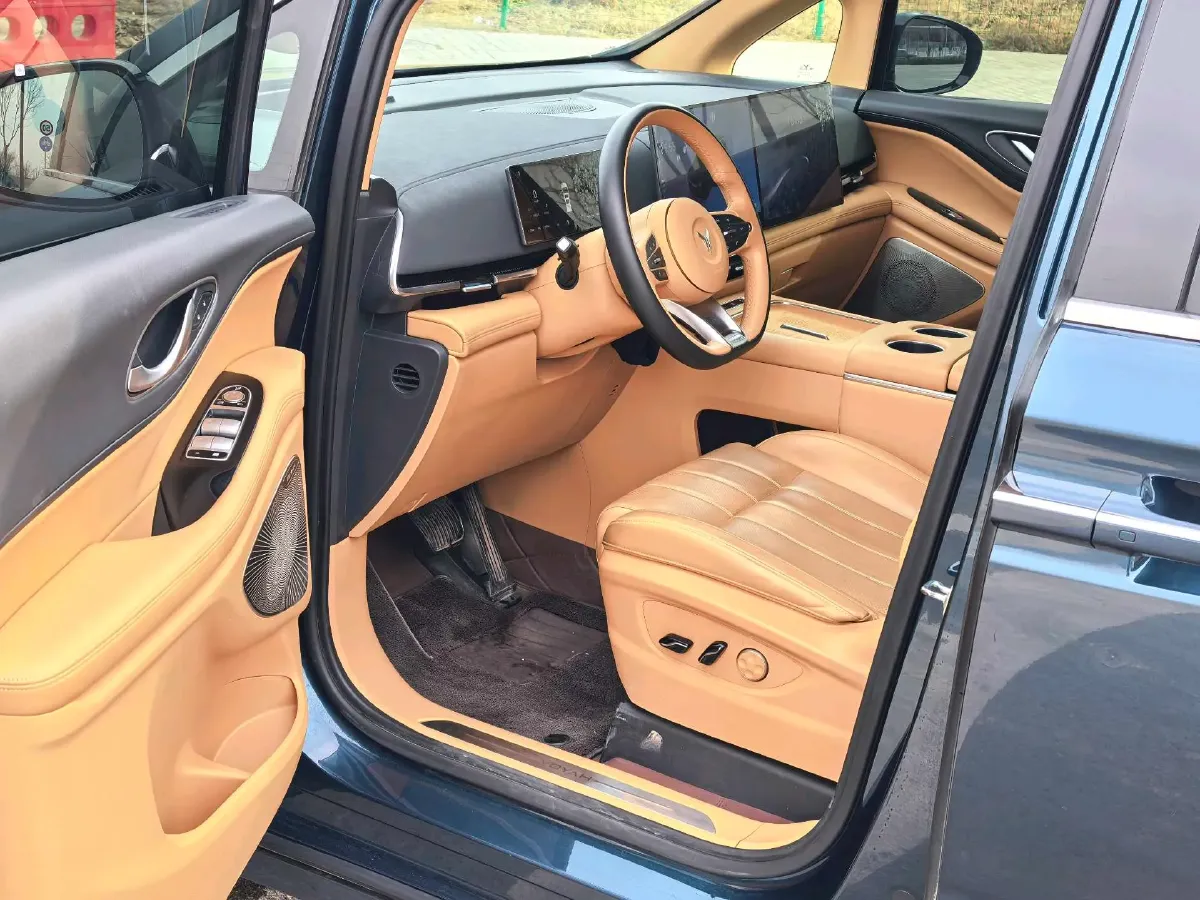 2025 Voyah Dream 1.5T 150HP L4 PHEV 41.7KWH,autocango,china used car exporter,china ev exporter,chinese used car exporter,chinese used ev exporter