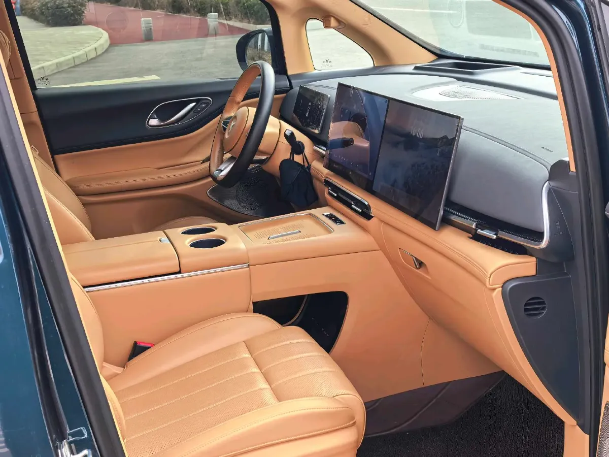 2025 Voyah Dream 1.5T 150HP L4 PHEV 41.7KWH,autocango,china used car exporter,china ev exporter,chinese used car exporter,chinese used ev exporter