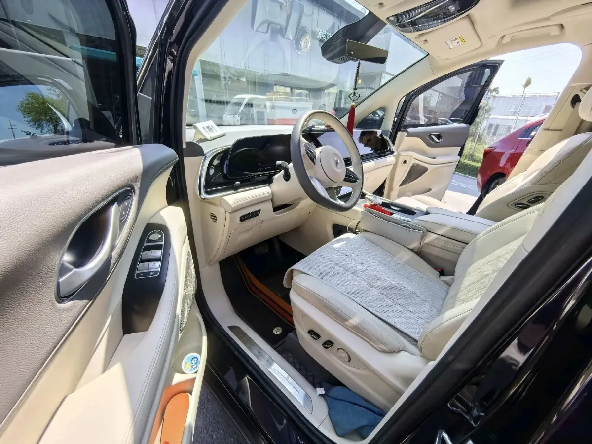 2024 Voyah Dream 1.5T 150HP L4 PHEV 43KWH,autocango,china used car exporter,china ev exporter,chinese used car exporter,chinese used ev exporter