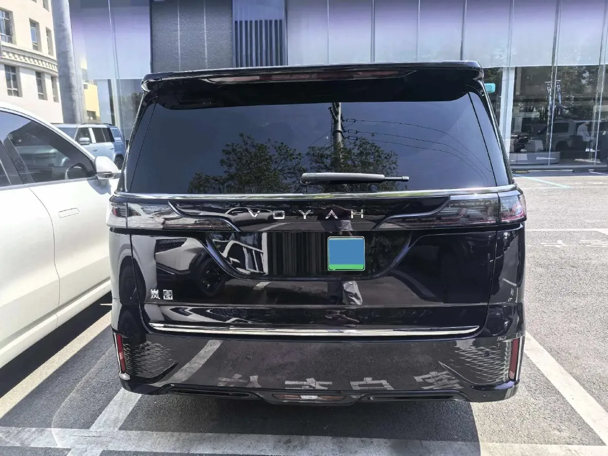 2024 Voyah Dream 1.5T 150HP L4 PHEV 43KWH,autocango,china used car exporter,china ev exporter,chinese used car exporter,chinese used ev exporter