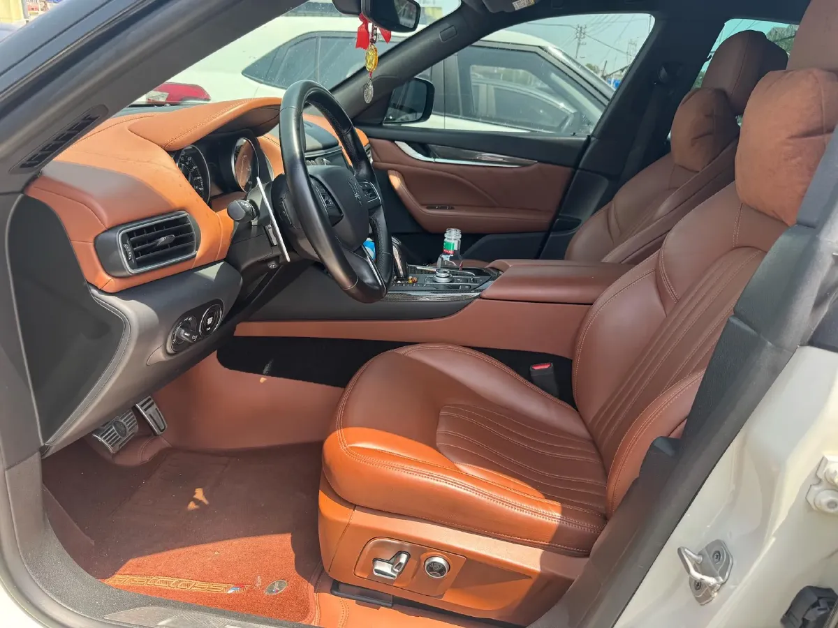 2022 Maserati Levante 2.0T 330HP L4 8AT,autocango,china used car exporter,china ev exporter,chinese used car exporter,chinese used ev exporter