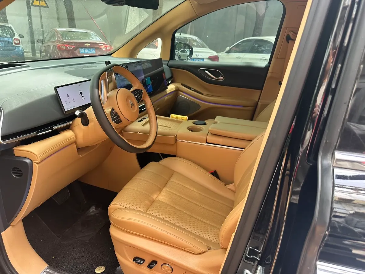 2025 Voyah Dream 1.5T 150HP L4 PHEV 41.7KWH,autocango,china used car exporter,china ev exporter,chinese used car exporter,chinese used ev exporter