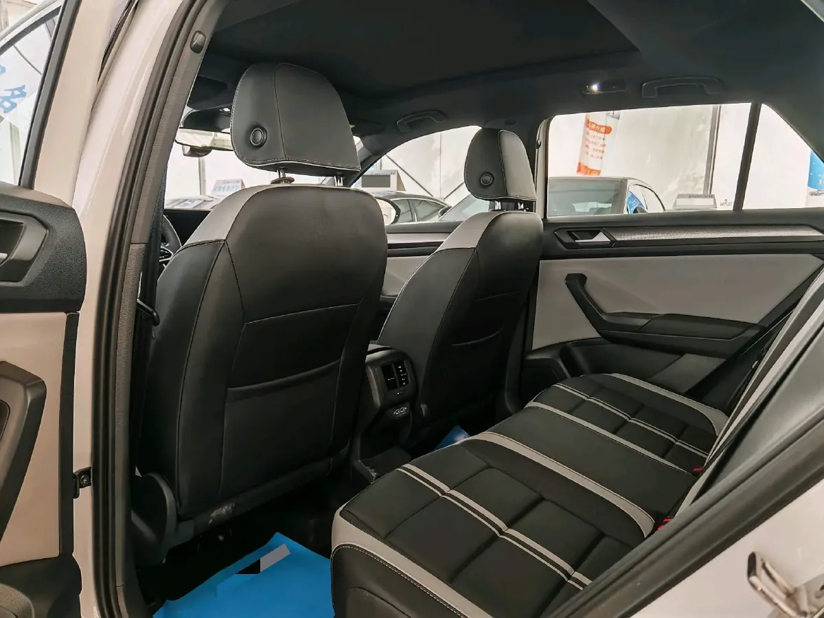 2024 Volkswagen T-Roc 1.5T 160HP L4 7DCT,autocango,china used car exporter,china ev exporter,chinese used car exporter,chinese used ev exporter