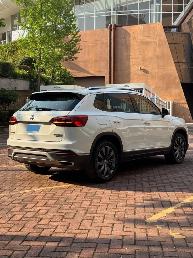2019 Jeep Cherokee 2.0T 234HP L4 9AT,autocango,china used car exporter,china ev exporter,chinese used car exporter,chinese used ev exporter