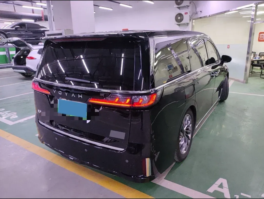 2024 Voyah Dream 1.5T 150HP L4 PHEV 43KWH,autocango,china used car exporter,china ev exporter,chinese used car exporter,chinese used ev exporter