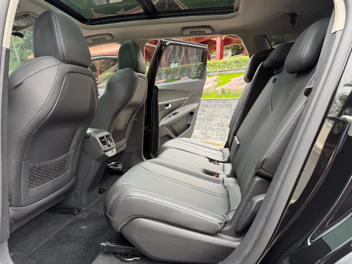 2023 Peugeot 5008 1.8T 211HP L4 8AT,autocango,china used car exporter,china ev exporter,chinese used car exporter,chinese used ev exporter