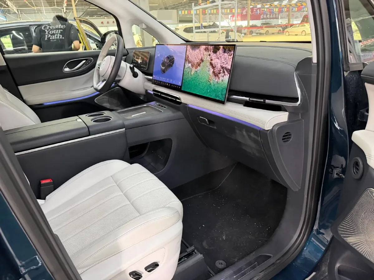 2025 Voyah Dream 1.5T 150HP L4 PHEV 41.7KWH,autocango,china used car exporter,china ev exporter,chinese used car exporter,chinese used ev exporter