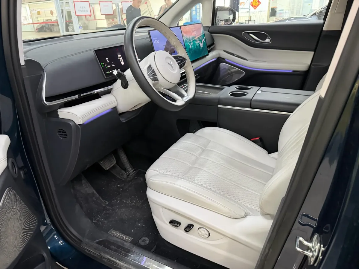 2025 Voyah Dream 1.5T 150HP L4 PHEV 41.7KWH,autocango,china used car exporter,china ev exporter,chinese used car exporter,chinese used ev exporter