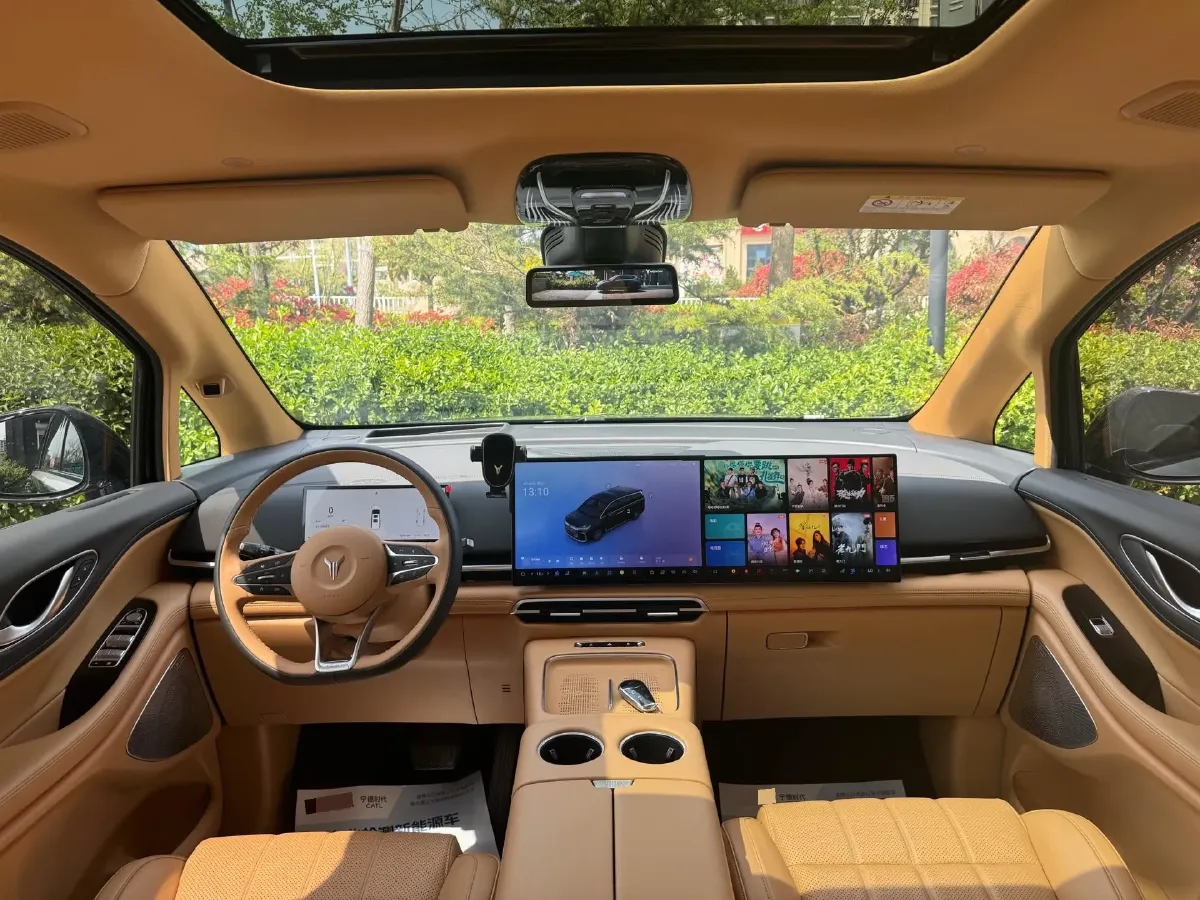 2025 Voyah Dream 1.5T 150HP L4 PHEV 41.7KWH,autocango,china used car exporter,china ev exporter,chinese used car exporter,chinese used ev exporter