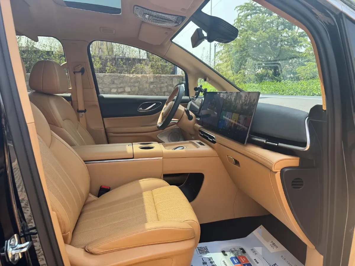 2025 Voyah Dream 1.5T 150HP L4 PHEV 41.7KWH,autocango,china used car exporter,china ev exporter,chinese used car exporter,chinese used ev exporter