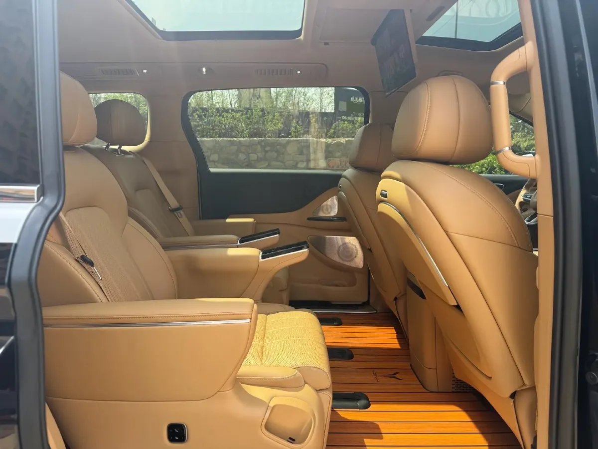 2025 Voyah Dream 1.5T 150HP L4 PHEV 41.7KWH,autocango,china used car exporter,china ev exporter,chinese used car exporter,chinese used ev exporter