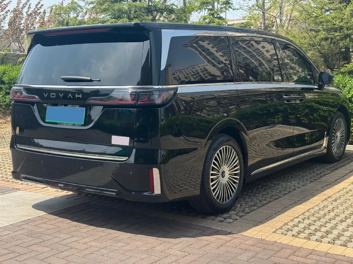 2025 Voyah Dream 1.5T 150HP L4 PHEV 41.7KWH,autocango,china used car exporter,china ev exporter,chinese used car exporter,chinese used ev exporter